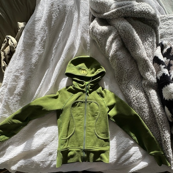 Lululemon Scuba Crop Size 2 - Picture 1 of 2